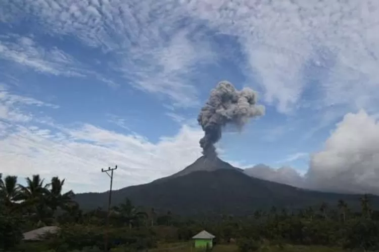 Penampakan Gunung Lewotobi Laki-laki di Kabupaten Flores Timur, Nusa Tenggara Timur (NTT) saat mengalami erupsi.  (magma.esdm.go.id)