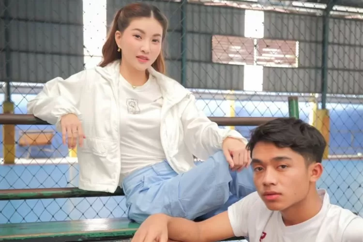 Betrand Peto (kanan) curhat soal perceraian Ruben Onsu dengan Sarwendah (kiri). (instagram/sarwendah29)