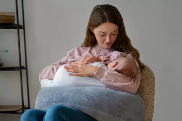 Ilustrasi seorang ibu menyusui bayinya di tempat umum. (Freepik.com)