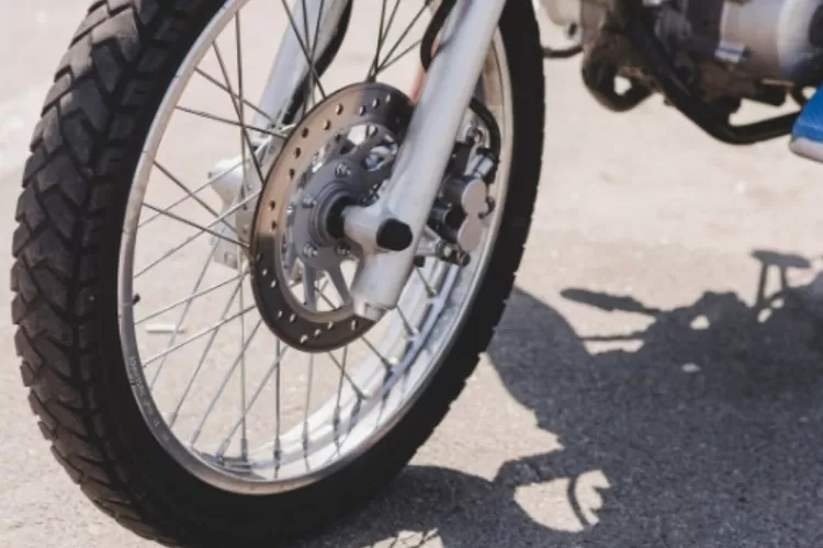 Foto Ilustrasi - Ban hard compound memilki karakteristik kompon yang keras sehingga mempunyai umur pakai yang lama. (Freepik/freepik)