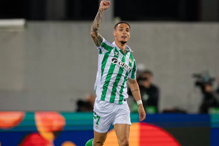 Antony tampil impresif bersama Real Betis&mdash;namun masa depannya terancam karena United ingin menjualnya permanen musim panas ini. [Foto : X /@antony00]