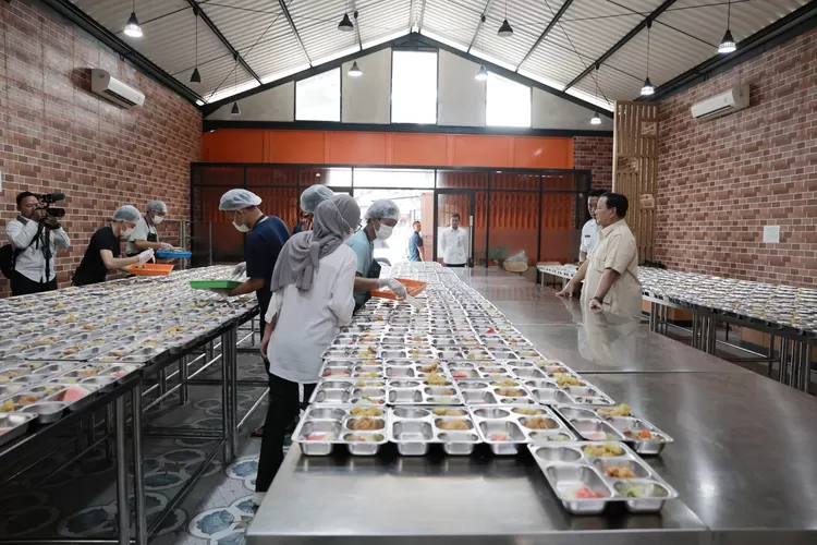 Presiden Prabowo Subianto melakukan inspeksi mendadak ke dapur umum.