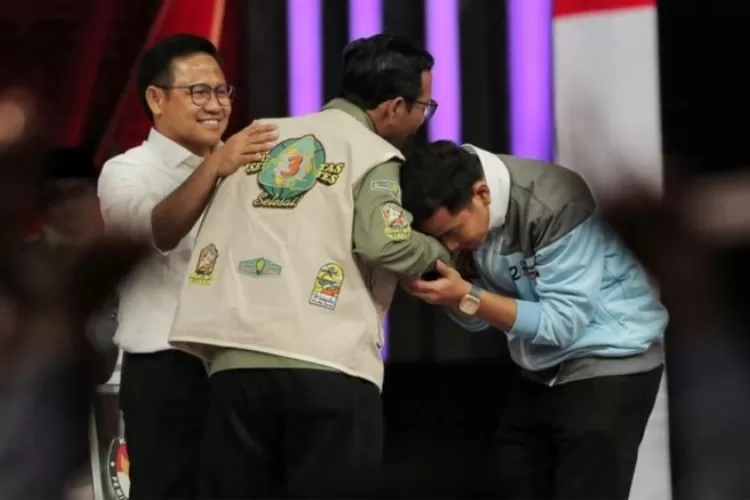 Gibran Dituduh Melecehkan Mahfud NUSRON WAHID : KALAU MELECEHKAN MASA CIUM TANGAN SIH (Dok.TKN Prabowo Gibran / JakartaInsider.id)