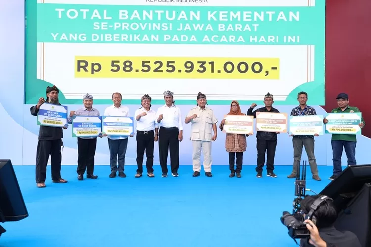 Prabowo dan Mentan Amran Bagikan Bantuan Ternak hingga Benih untuk Petani dan Peternak Sumedang