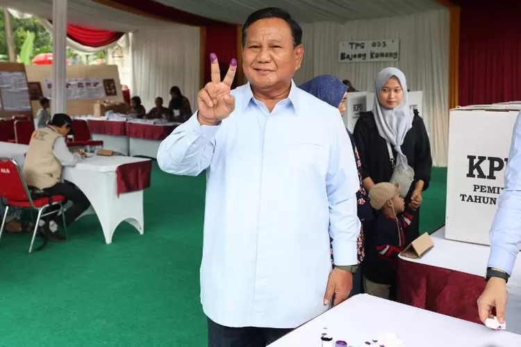 Prabowo Nyoblos di TPS 033 Bojong Koneng, Pose Salam Dua Jari