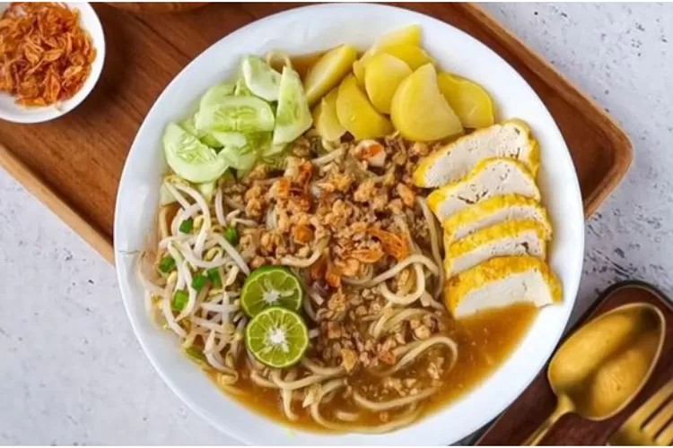 Mie koba khas Bangka, disajikan dengan kuah kaldu ikan gurih, taburan bawang goreng, dan perasan jeruk kunci