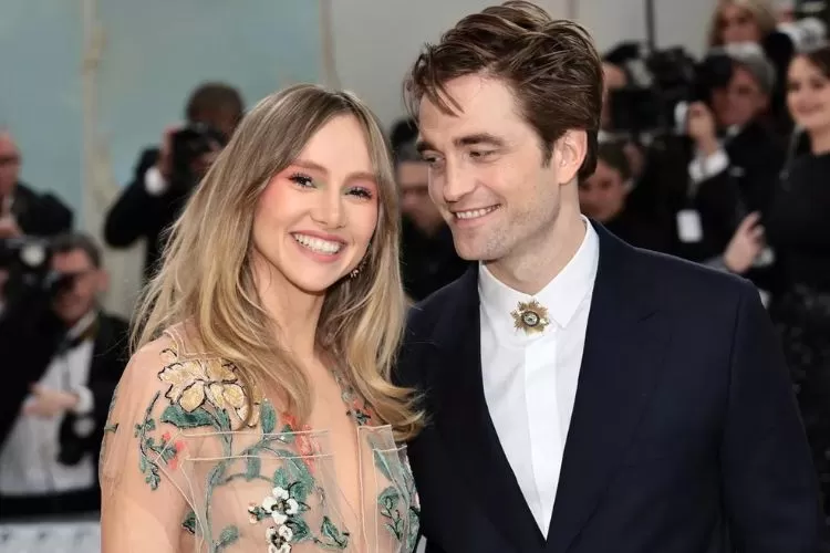 Robert Pattinson dan Suki Waterhouse Dikabarkan Bertunangan dan Sedang