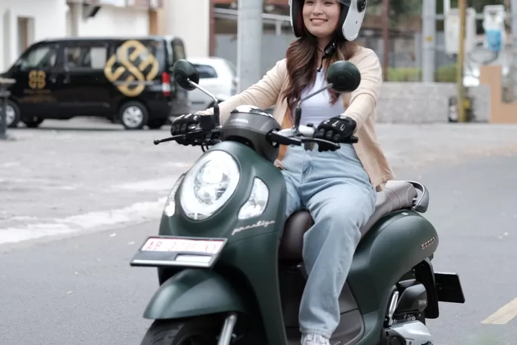 Perempuan Wajib Tahu! Biar Naik Motor Makin Aman, Berikut Tips Safety ...