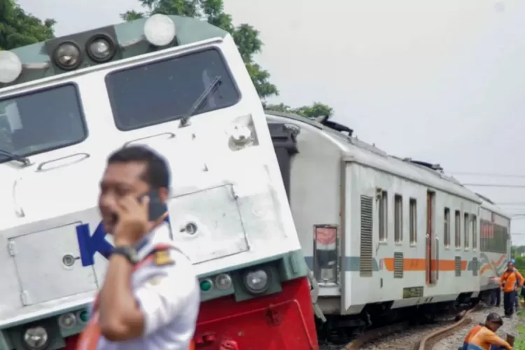 Anjloknya KA Pandalungan Di Sidoarjo Menyebabkan Keterlambatan Kereta ...