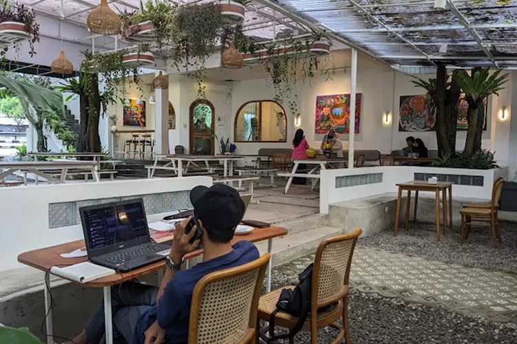 Pas Podjok Coffee, Cafe Aesthetic Di Jogja Yang Menyatu Dengan Art ...