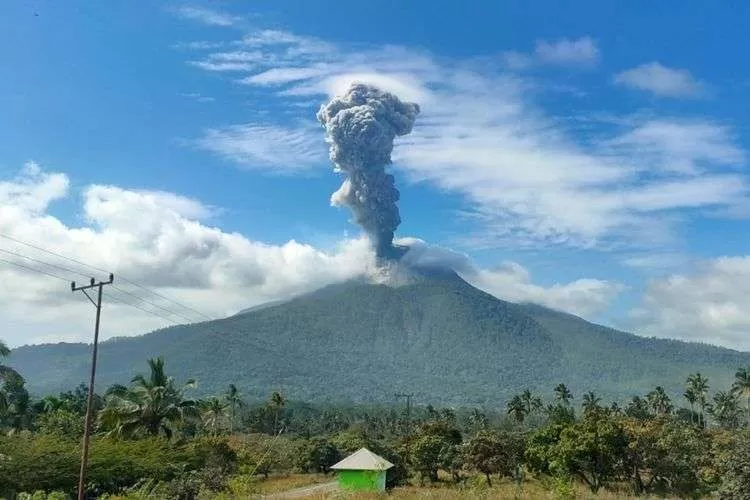 Gunung Lewotobi Lakilaki, Meletus dan menewaskan 10 orang (RRI.co.id / Dokumen)