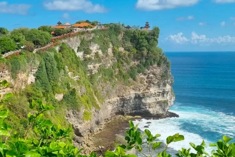 Melihat Pemandangan Samudra Hindia Dari Atas Tebing Pura Luhur Uluwatu ...