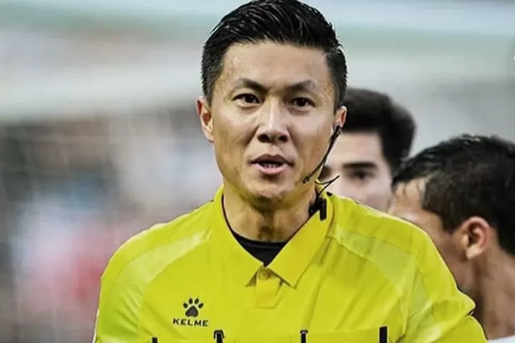 Wasit Shen Yinhao tuai keputusan kontroversial saat laga semi final Timnas Indonesia vs Uzbekistan ( (instagram @patisakpore))