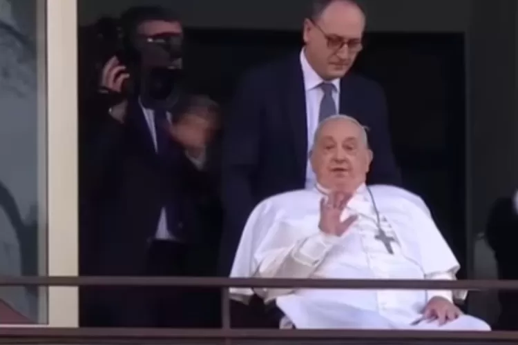Paus Fransiskus di Balkon Rumah Sakit Sebelum Kembali ke Vatikan. (instagram.com/vaticannewspt)