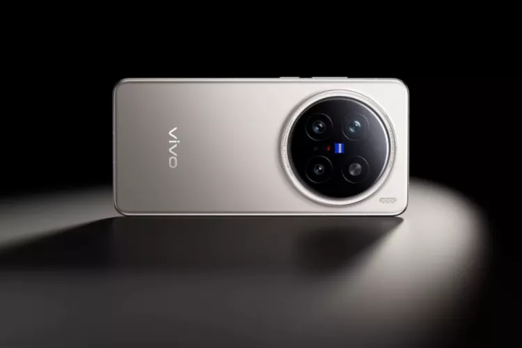 vivo X200s rilis 21 April dengan desain ramping, kamera 50 MP, baterai 6200 mAh, dan pengisian cepat 90W. Cek spesifikasinya di sini. (HukamaNews.com / vivo)