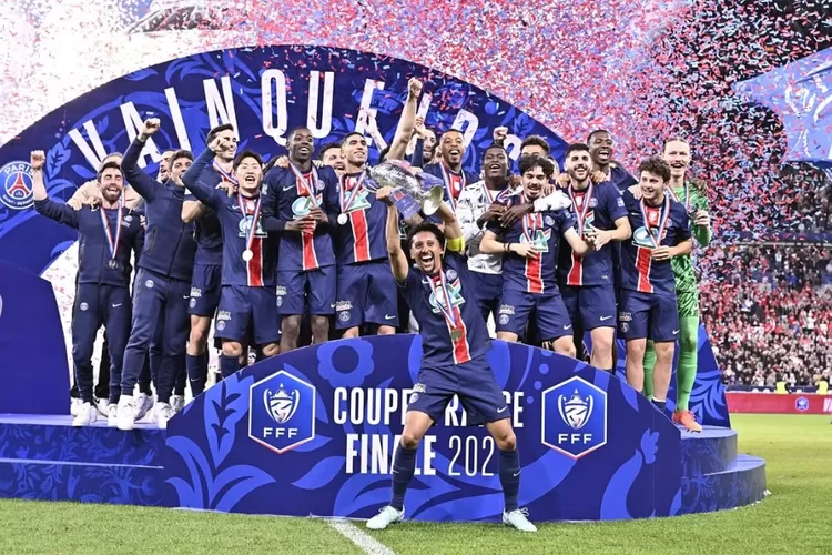 Momen saat PSG mengangkat piala Coupe de France ((Instagram/psg))