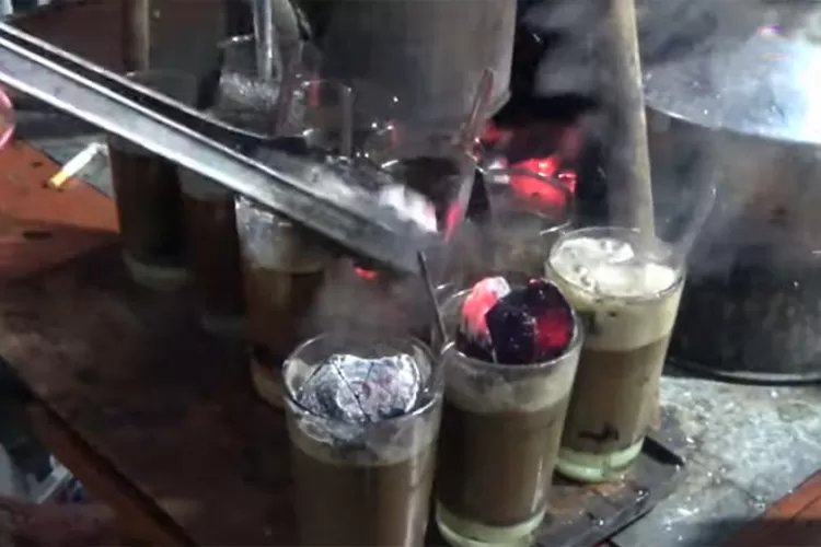 Kopi Joss merupakan salah satu penyajian kopi unik ala Indonesia yang disukai pecinta kopi (Bisnis Pekanbaru/tangkapan layar Youtube)