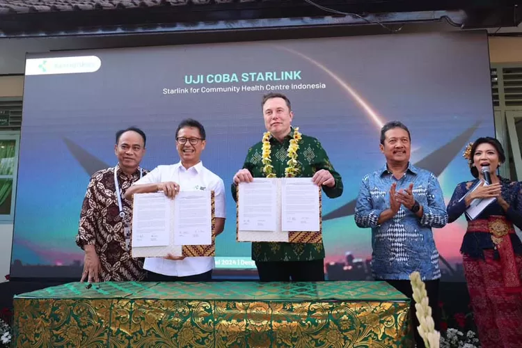 Elon Musk dan Menteri Kesehatan Indonesia Budi Gunadi Sadikin meluncurkan layanan internet satelit SpaceX  (Kemenkes.go.id)