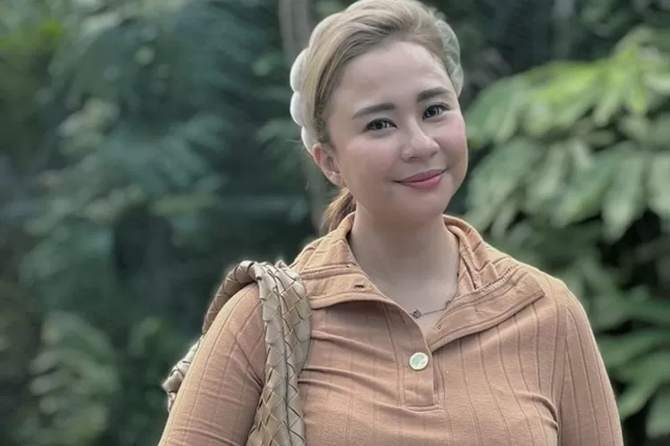 Chikita Meidy dilaporkan atas dugaan pencemaran nama baik terkait konten TikTok. Kasus ini melibatkan perseteruan bisnis skincare (Instagram @chikitameidy / HukamaNews.com)