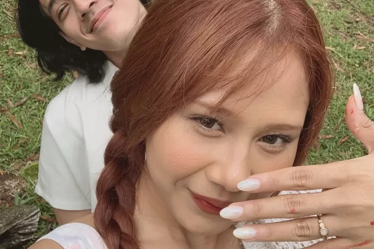 Nadin Amizah Bagikan Momen Romantis Saat Diberi Cincin oleh Faishal Tanjung di Taman (instagram @cakecaine)