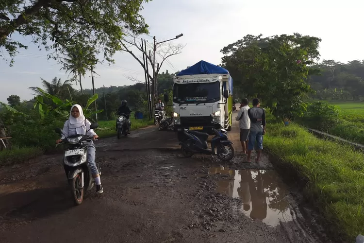 Sebuah insiden kecelakaan terjadi di jalur Sindanglaut - Caracas tepatnya di Desa Kamarang, seorang pelajar tewas terlindas truk, Selasa 5 Maret 2024 pagi. (Mitranews.net)