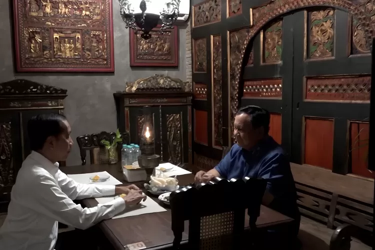 Presiden RI Prabowo Subianto dan Presiden ke-7 Joko Widodo (Jokowi) saat makan malam di Angkringan Semar, Minggu 3 November 2024. (Foto : Dok.Promedia)