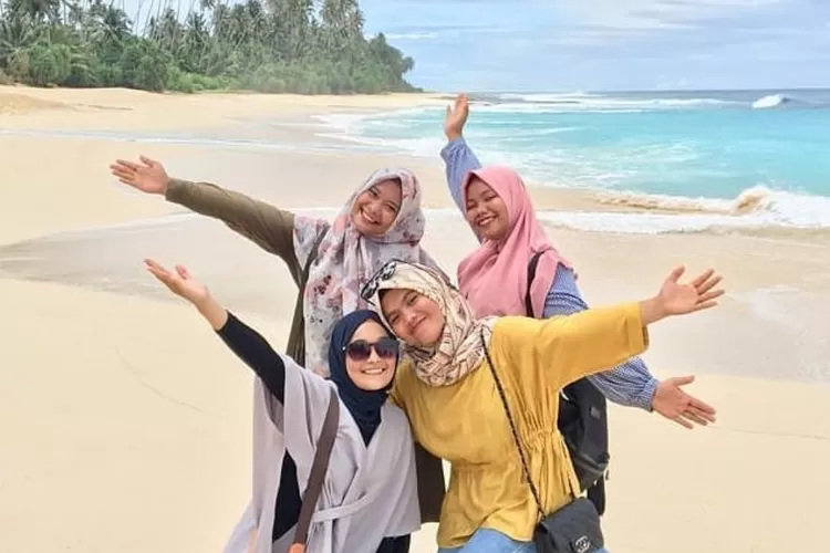 Menemukan kedamaian di Pantai Pasir Tinggi, Simeulue. Di sini, waktu berjalan lebih lambat dan keindahan alam memukau mengisi hati dan pikiran. (Tangkapan Layar Instagram@pantai.aceh)