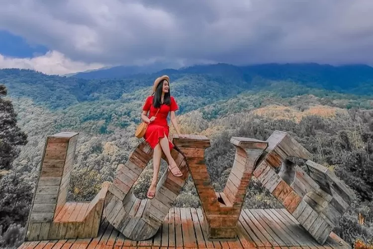 Pemandangan indah di Sendi Adventure, dengan latar belakang Gunung Welirang dan hutan hijau yang rimbun, menawarkan pengalaman alam yang menenangkan