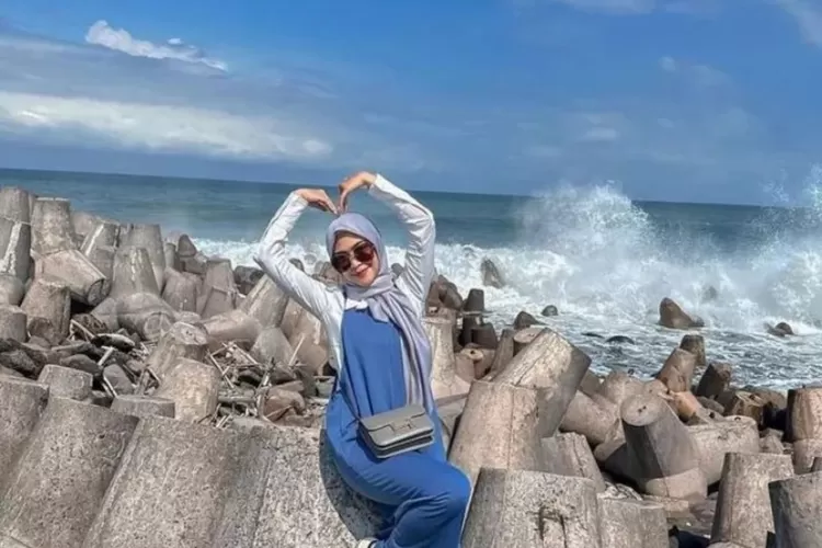 Menghadirkan keindahan langit biru dan pesona pasir hitam Pantai Glagah, sebuah surga tersembunyi di Yogyakarta. (Tangkapan Layar instagram@pantaiglagahindah)