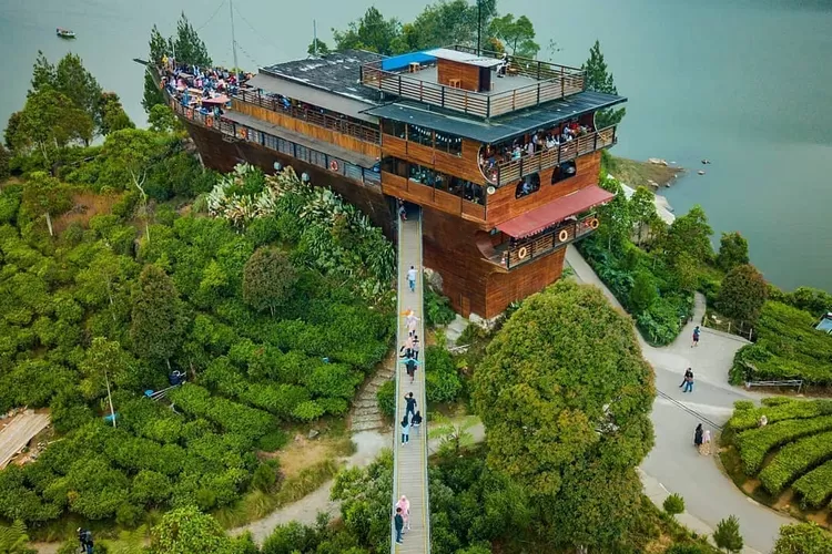 Menikmati kelezatan kuliner di Pinisi Resto, sambil memperdalam pesona alam Situ Patenggang. Sensasi berlayar di tengah-tengah danau dengan konsep unik Kapal Pinisi membuat pengalaman makan menjadi tak terlupakan.  (Tangkapan Layar instagram@bandungexplore)