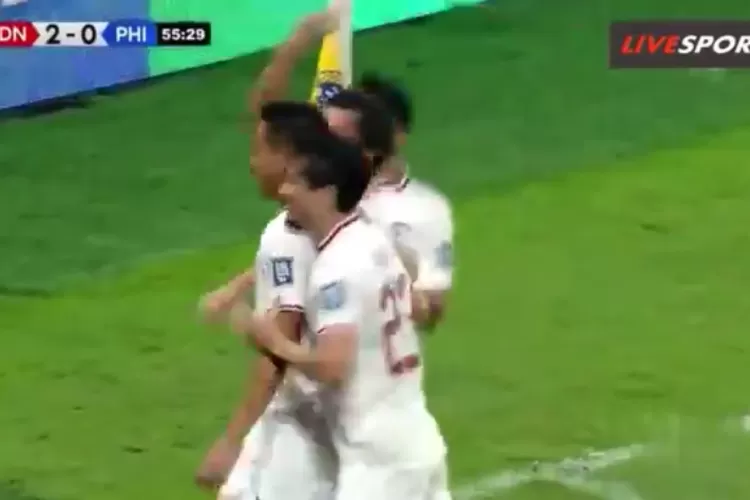 Rizky Ridho mencetak gol kedua Timnas Indonesia dalam laga melawan Filipina berkat assist cantik dari Nathan Tjoe A Oen..  (Akun X/Riweh)