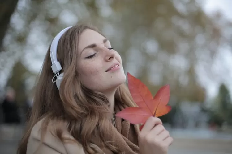 Ilustrasi peruntungan Shio Anjing dan Shio Babi untuk besok Minggu 23 Februari 2025  (Pexels - Andrea Piacquadio)