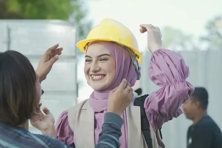 Irish Bella comeback akting setelah 5 tahun vakum usai bercerai dari Ammar Zoni. Ia akan beradu peran dengan Syifa Hadju, Harris Vriza, dan Teuku Ryan dalam sinetron terbarunya. (Instagram.com/yashowbiz)