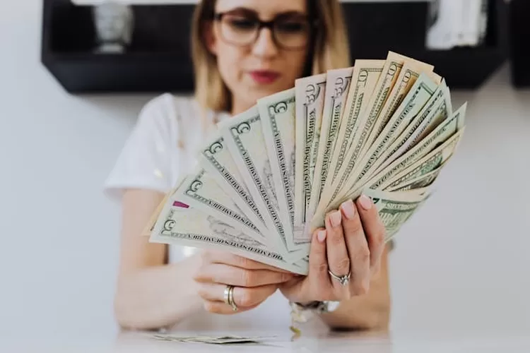 Ilustrasi ramalan keuangan dan karir zodiak Aquarius untuk tahun 2025 (Pexels - Karolina Kaboompics)