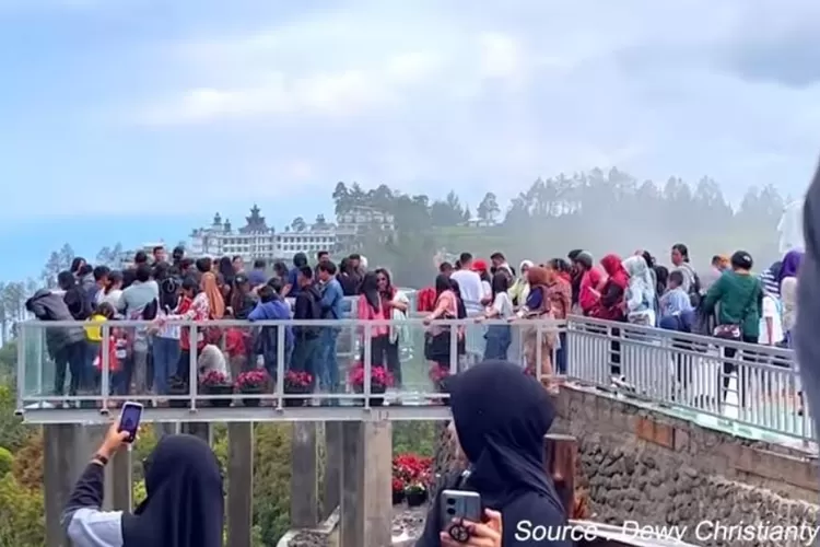 Kabupaten Karo, Sumatera Utara, dikenal sebagai salah satu destinasi wisata unggulan dengan panorama alam pegunungan yang menakjubkan. (YouTube@Life Experience Channel)