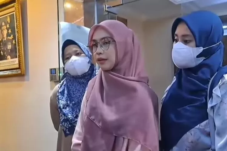 Ria Ricis menerima  ancaman penyebaran video pribadi hingga Rp300 juta.