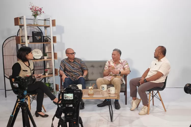 Winny Septiana (host), Aditya Siregar (Founder BBM), Mahaendra Gofar (Narsum), Hadi Suprapto (Pemred HarianHaluan.com). (Sumber Foto: PROTV)