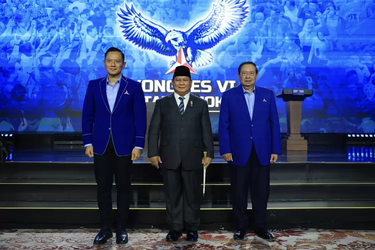 Prabowo saat menghadiri penutupan Kongres Partai Demokrat di Jakarta, diapit Agus Harimurti Yudhoyono dan Susilo Bambang Yudhoyono. (Promedia.com)
