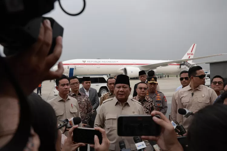 Presiden Prabowo memberikan keterangan pers setibanya di Lanud Halim Perdanakusuma, Rabu (16/7). (cybertokoh)