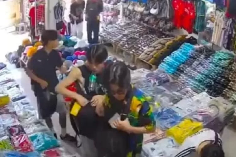 Rekaman CCTV turis&nbsp;Jepang yang diduga mencuri pakaian di Ubud. (DENPOST.id)