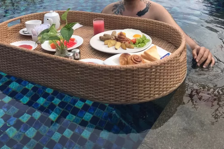 Floating breakfast bali