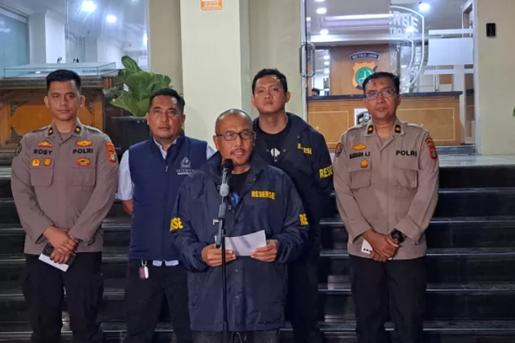 Tiga bandar judi online DPO ditangkap di bandara Jakarta. Polisi ungkap keterlibatan oknum Komdigi dan sita aset Rp 600 juta. (Dok. PMJ News-Fajar / HukamaNews.com)
