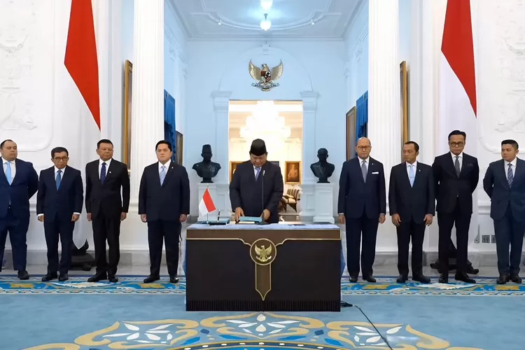 Presiden RI Prabowo Subianto saat menandatangani Keppres Pengangkatan Dewan Pengawas dan Badan Pelaksana dari Badan Pengelola (BP) Investasi Danantara yang diselenggarakan di Istana Negara, Jakarta. (Dok. Tim Media Presiden Prabowo Subianto)