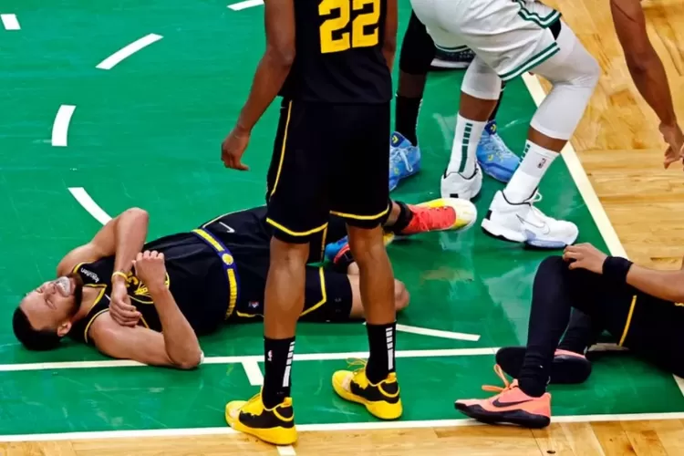 Pemain Golden State Warriors, Stephen Curry mengalami cedera dalam suatu pertandingan.  (NBA)