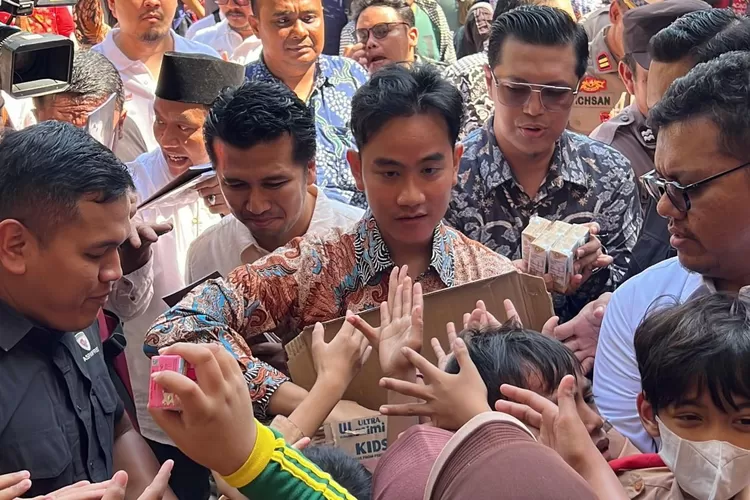 Gibran Bagi Susu Gratis Bersama Emil Dardak dan Hendy Setiono - Suara  Merdeka Surabaya