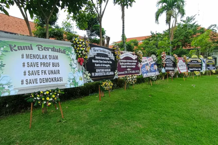 Karangan Bunga Penuhi FK Unair Dukung Prof Bus Usai Diberhentikan ...