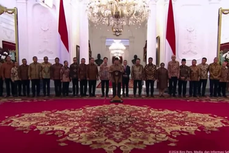 Presiden RI Prabowo Subianto saat mengumumkan daftar nama menteri, wakil menteri, hingga kepala badan dalam Kabinet Merah Putih untuk periode 2024-2029 di Istana Kepresidenan Jakarta, Minggu, 20 Oktober 2024 malam. (Tangkapan Layar YouTube Sekretariat Presiden)