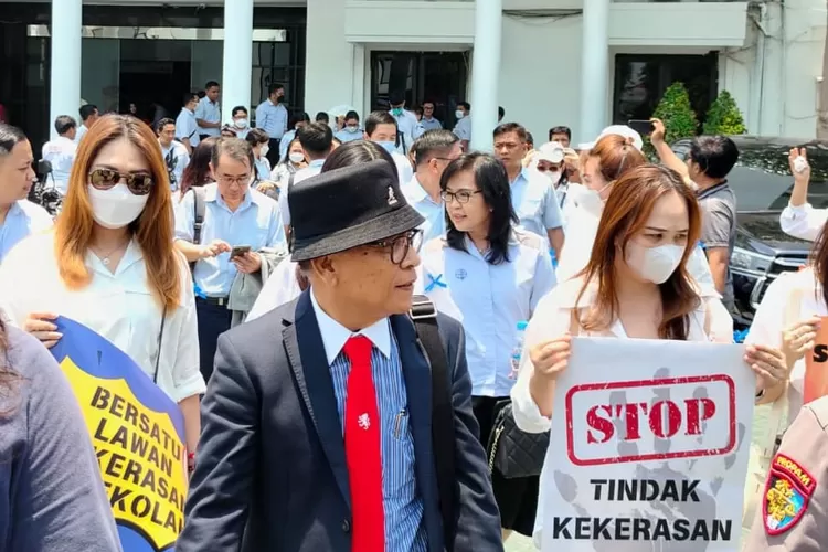 Datangi Polrestabes Surabaya, Orang Tua Murid SMA Kristen Gloria 2 Tolak  Aksi Premanisme yang Dilakukan Pengusaha Hiburan Malam - Suara Merdeka  Surabaya