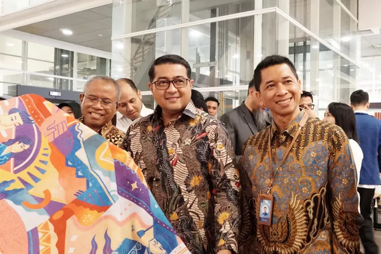 Menteri Ekonomi Kreatif RI Teuku Riefky Harsya BSc MT (tengah) bersama Rektor ITS Prof Ir Bambang Pramujati ST MSc Eng PhD saat memamerkan hasil karya sivitas akademika ITS, Senin, 4 Agustus 2025 malam.  (ITS for Suara Merdeka Surabaya)