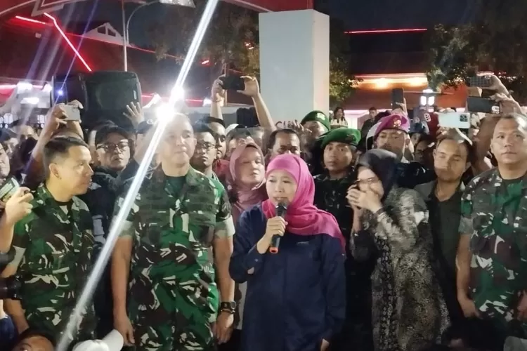 Gubernur Jawa Timur Khofifah Indar Parawansa menemui massa demonstran di Gedung Negara Grahadi Surabaya. Mereka menuntut 41 rekannya yang ditangkap polisi segera dibebaskan, Sabtu, 30 Agustus 2025 malam. (Moris Mangke/Suara Merdeka Surabaya)
